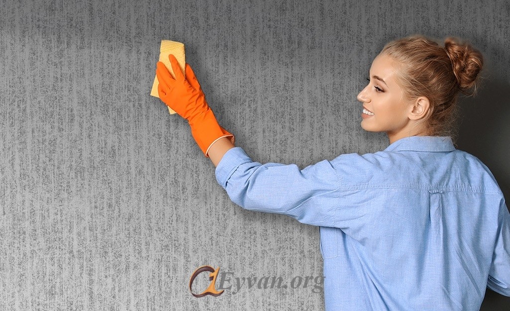 تمیز کردن کاغذ دیواری با طی های پارچه ای