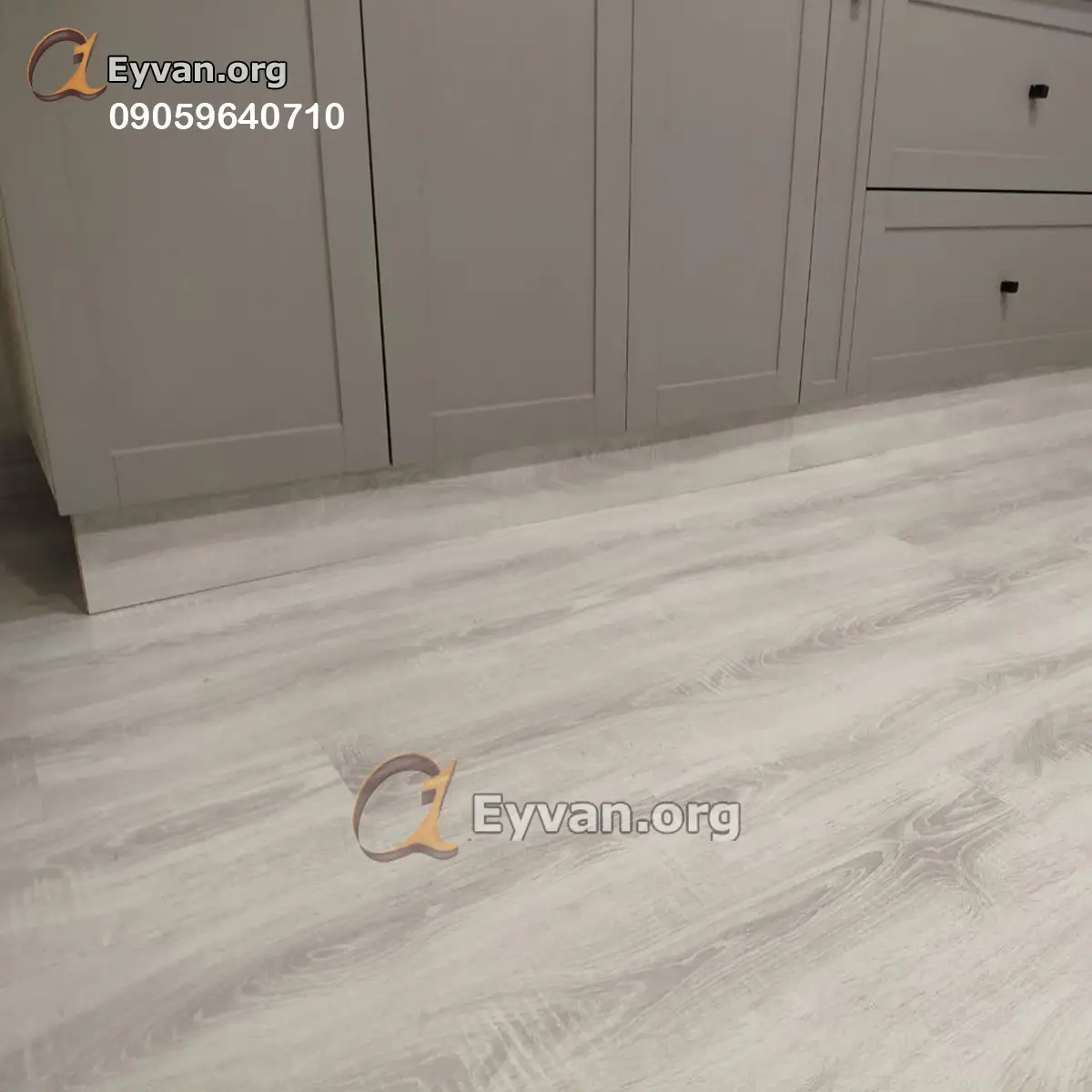 نصب قرنیز و پارکت لمینت 300 آشپزخانه 2 با زیر کابینتی