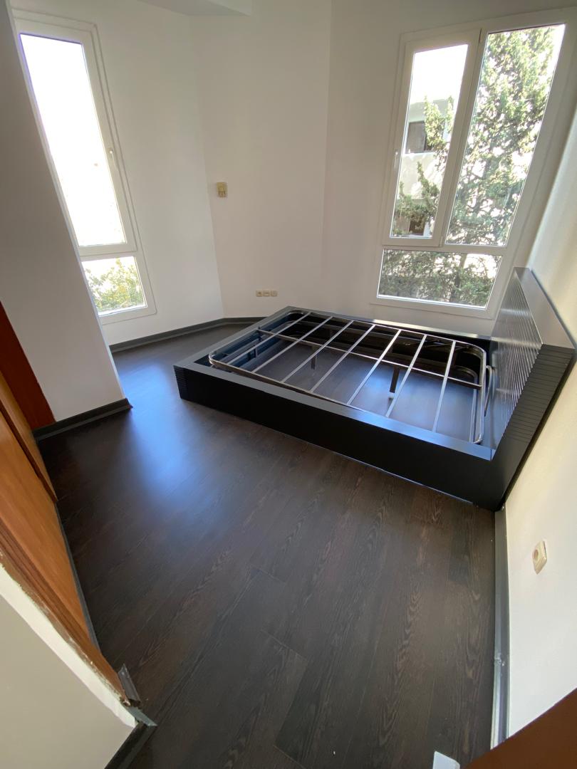 نمونه نصب پارکت لمینت تیره در اتاق خواب